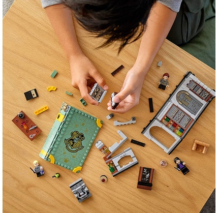 Konstruktor LEGO 76383 Xoqvartsda təhsil: Zəhərin hazırlanması dərsi